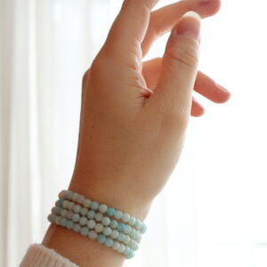 Amazoniet armband 4mm met matte mintgroene kralen gedragen om de pols.