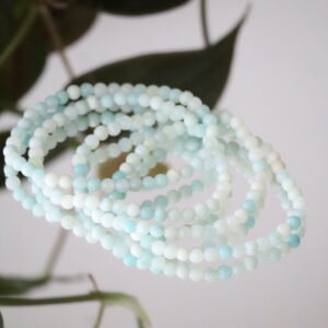 Detail van Amazoniet armbanden 4mm met matte lichtgroene en witte kralen.