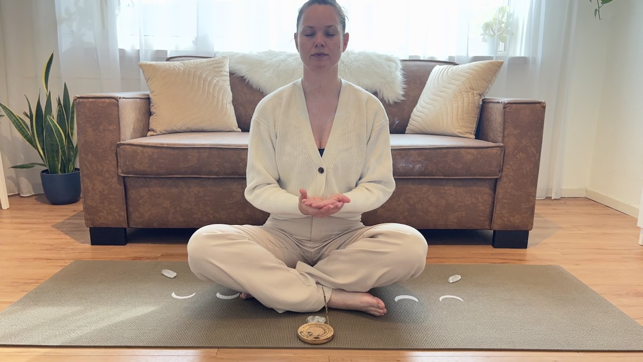 Meditatie met bergkristal punten uit huis reinigings set voor energetische zuivering van een ruimte