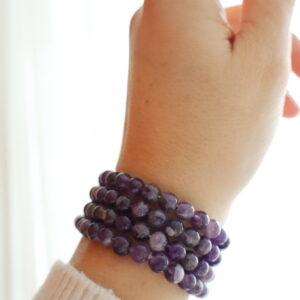 Chevron Amethist armband 6 mm gedragen om de pols.