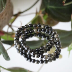 Goud obsidiaan armband 6 mm kralen met subtiele gouden glans gedragen om de pols.