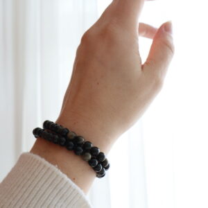 Goud obsidiaan armband 6 mm kralen met subtiele gouden glans gedragen om de pols.