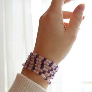 Gouden Driehoek armband 4 mm gedragen om de pols in zachte paarse en roze tinten.