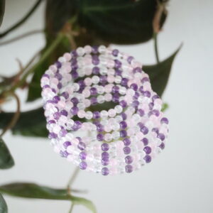 Gouden Driehoek armband 4 mm met Amethist, Rozenkwarts en Bergkristal kralen.