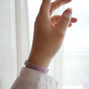 Lavendel Amethist armband 4mm gedragen om de pols