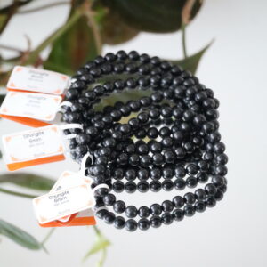 Shungiet armband 6 mm kralen uit Rusland gedragen om de pols.