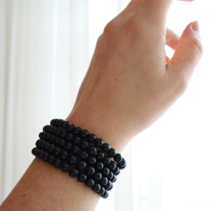 Shungiet armband 6 mm kralen uit Rusland gedragen om de pols.