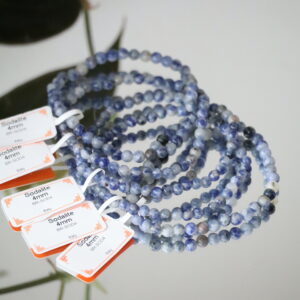 Sodaliet armband 4 mm met diepe blauwe kleur en natuurlijke witte tekening.