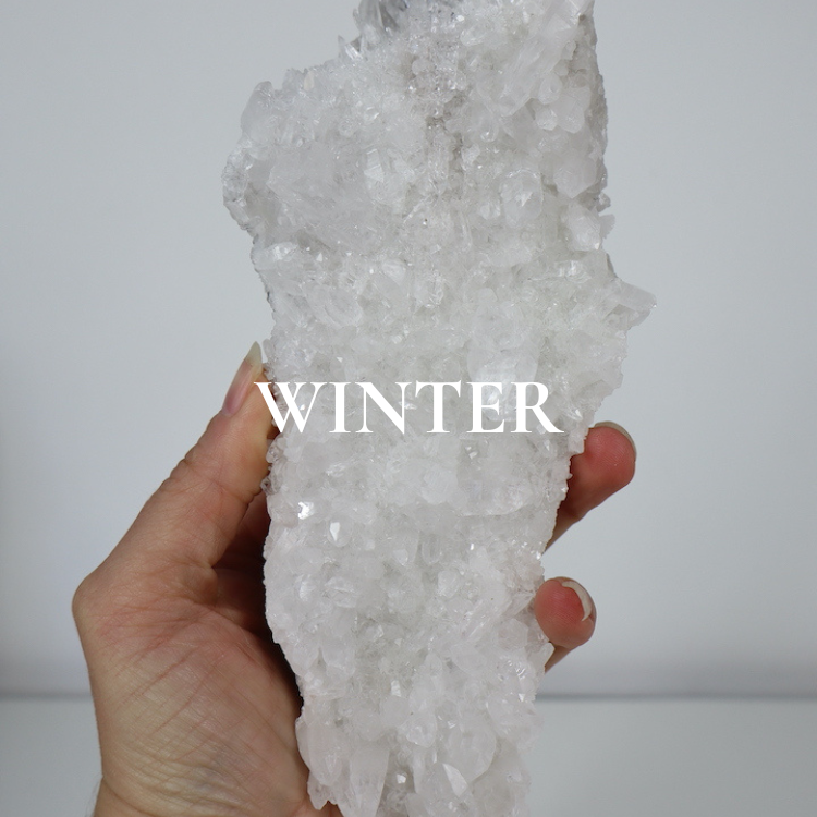 Ontdek het winter verstilling bescherming ritueel. Creëer warmte, rust en helderheid met edelstenen, kaarsen en self-care.