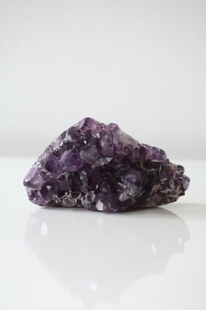 A kwaliteit Amethist cluster op Agaat met Calciet van 306 gram zijaanzicht