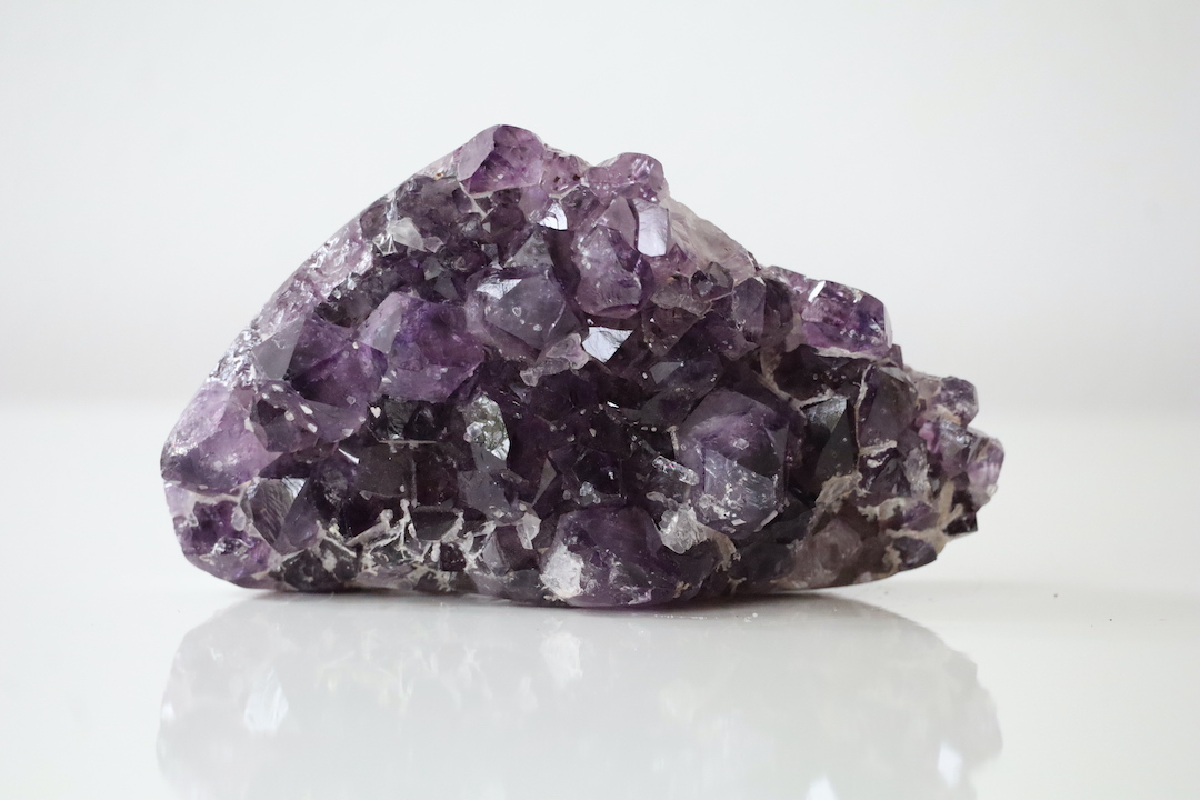 Amethist cluster op Agaat met Calciet close-up 11 x 7 cm