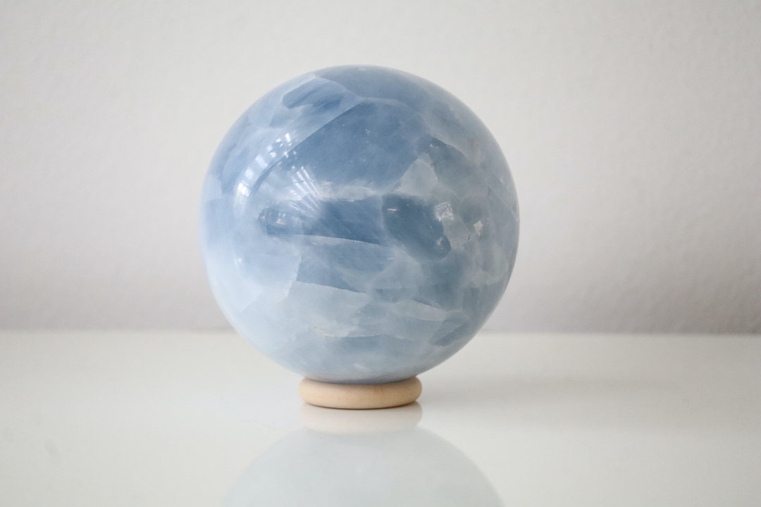 Horizontale productfoto van Blauwe Calciet bol op standaard
