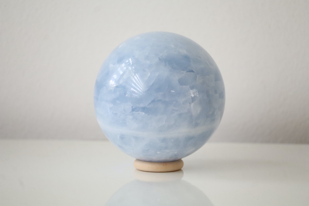Close-up van Blauwe Calciet bol met detail van kristalpatronen