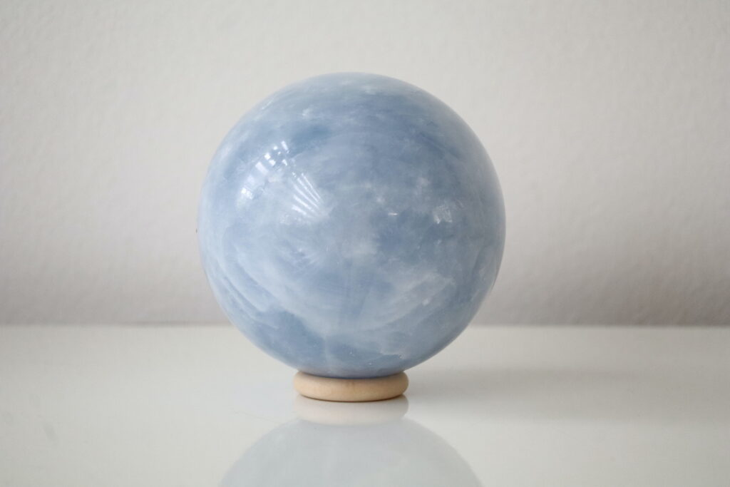 Close-up van Blauwe Calciet bol met detail van kristalpatronen