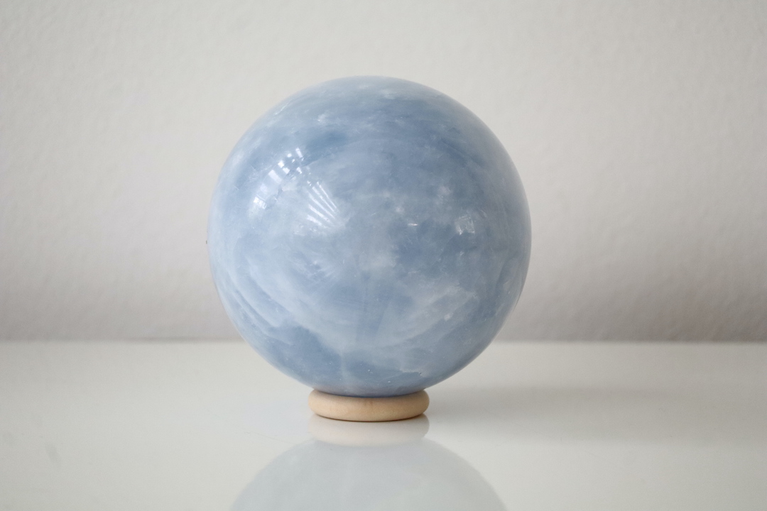 Close-up van Blauwe Calciet bol met detail van kristalpatronen