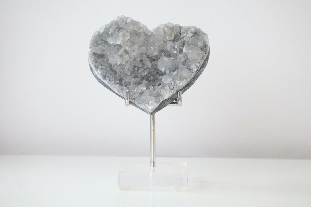 Horizontale productfoto van calciet hart op standaard