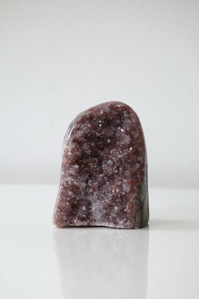 Burgundy Regenboog Amethist met kwarts en Calciet uit Brazilië