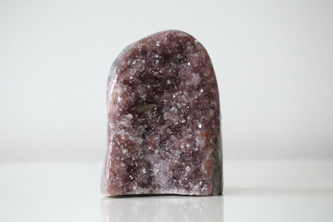 Burgundy Regenboog Amethist met kwarts en Calciet uit Brazilië