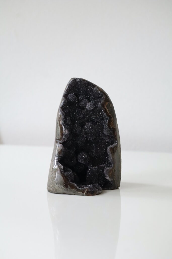 Zwarte Amethist met druzy kristallen uit Brazilië