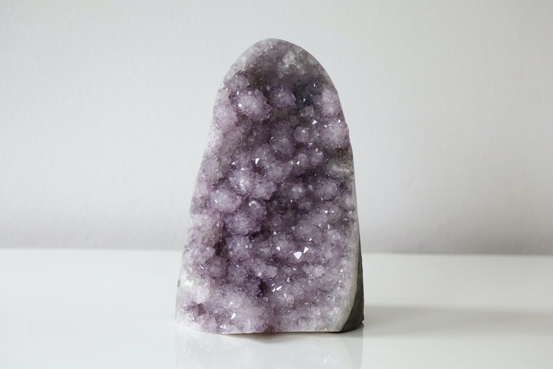 Lila Regenboog Amethist A kwaliteit uit Brazilië met open sculpturale vorm