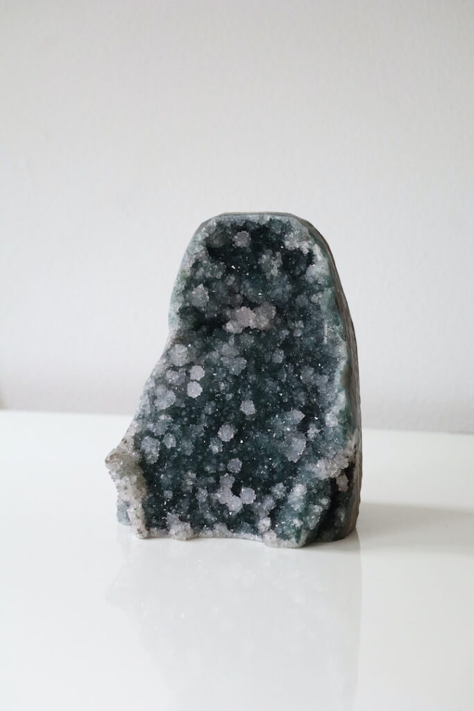 Blauwgroene Regenboog Amethist met lichtroze druzy kristallen uit Brazilië