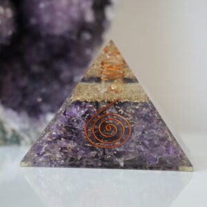 Close-up van een Amethist Koper Orgoniet Piramide.
