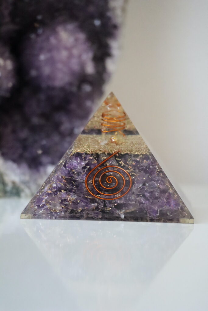 Close-up van een Amethist Koper Orgoniet Piramide.