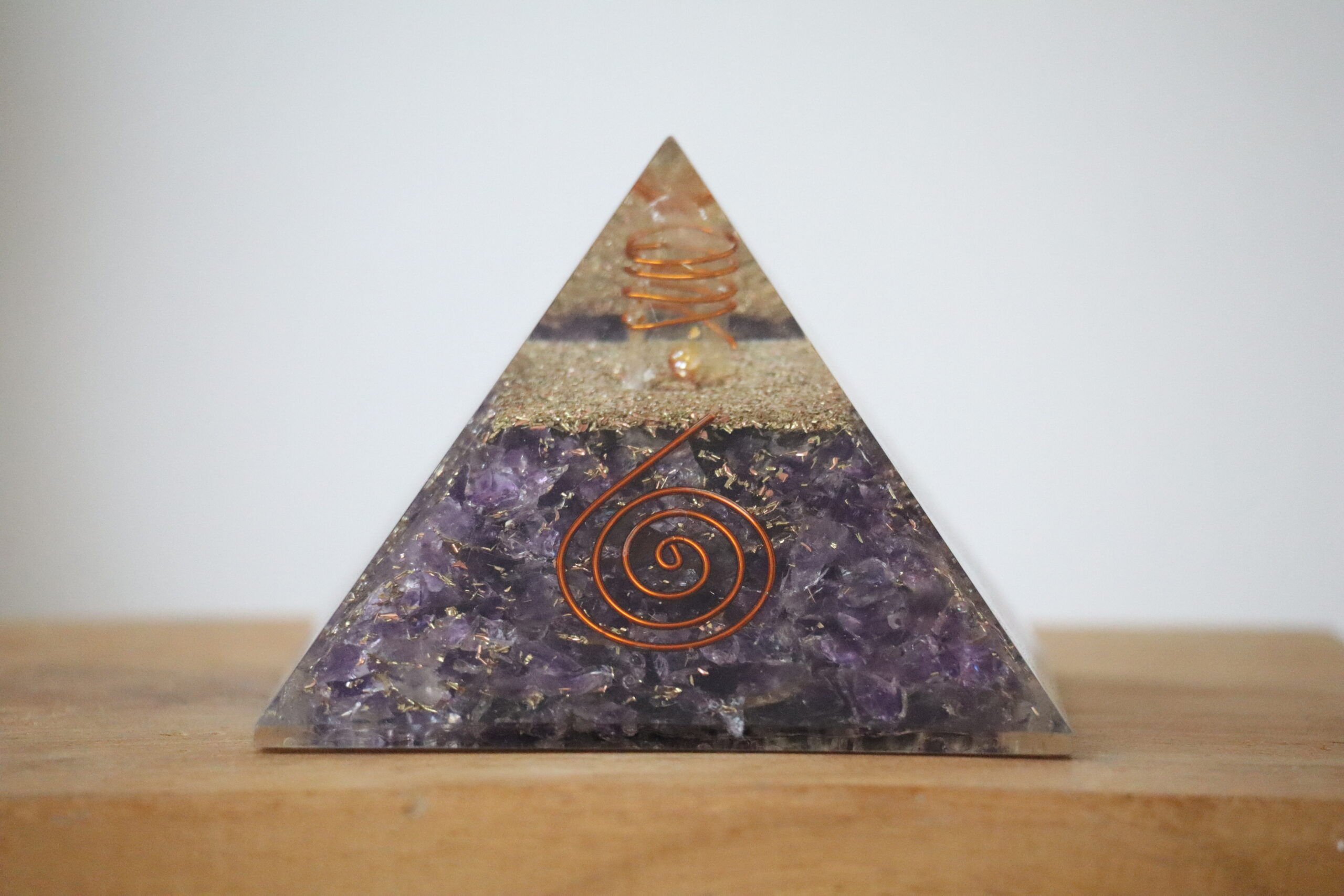 Amethist Koper Orgoniet Piramide van 75 mm met koperen spiralen.