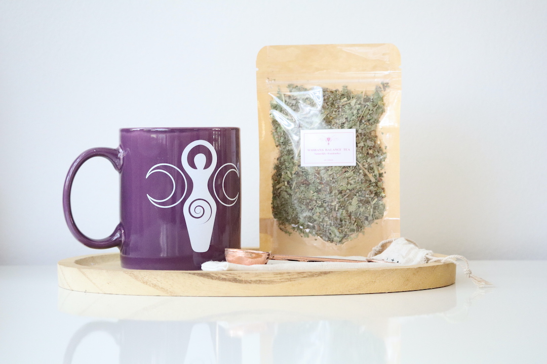 Geschenkset Divine Goddess met keramische mok, Woman's Balance kruideninfusie en messing maansikkel lepel.