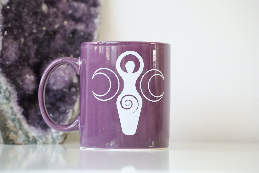 Paarse Divine Goddess keramische mok met Triple Moon- en Godin-symbool.