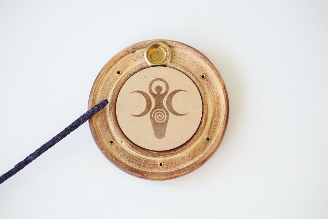 Bovenaanzicht van de Divine Goddess wierookhouder van hout voor wierookstokjes en kegels.