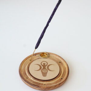 Divine Goddess houten wierookhouder met geplaatst wierookstokje.