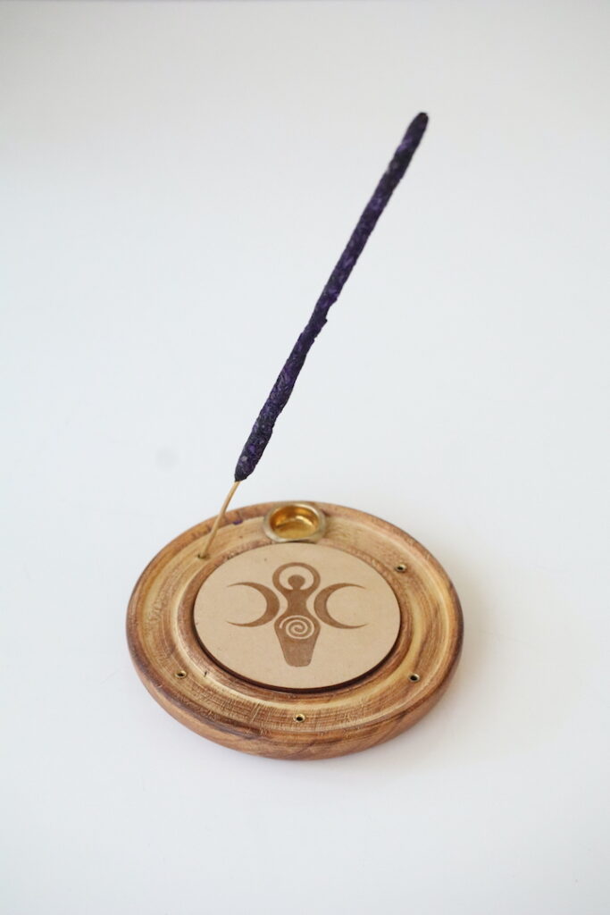 Divine Goddess houten wierookhouder met geplaatst wierookstokje.