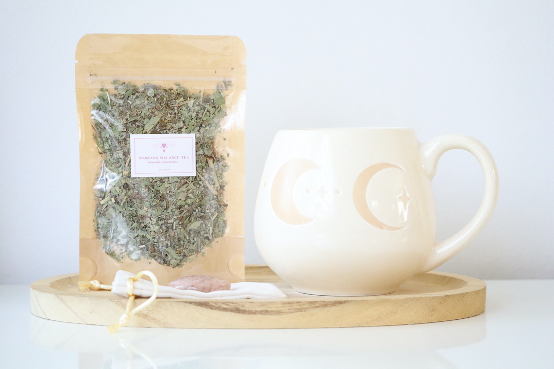 Geschenkset Maan Vrouw met maanfases mok, natuurlijke kruideninfusie en maansteen handsteen.