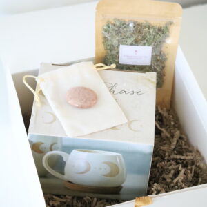 Luxe verpakte Geschenkset Maan Vrouw met maansteen en kruideninfusie.