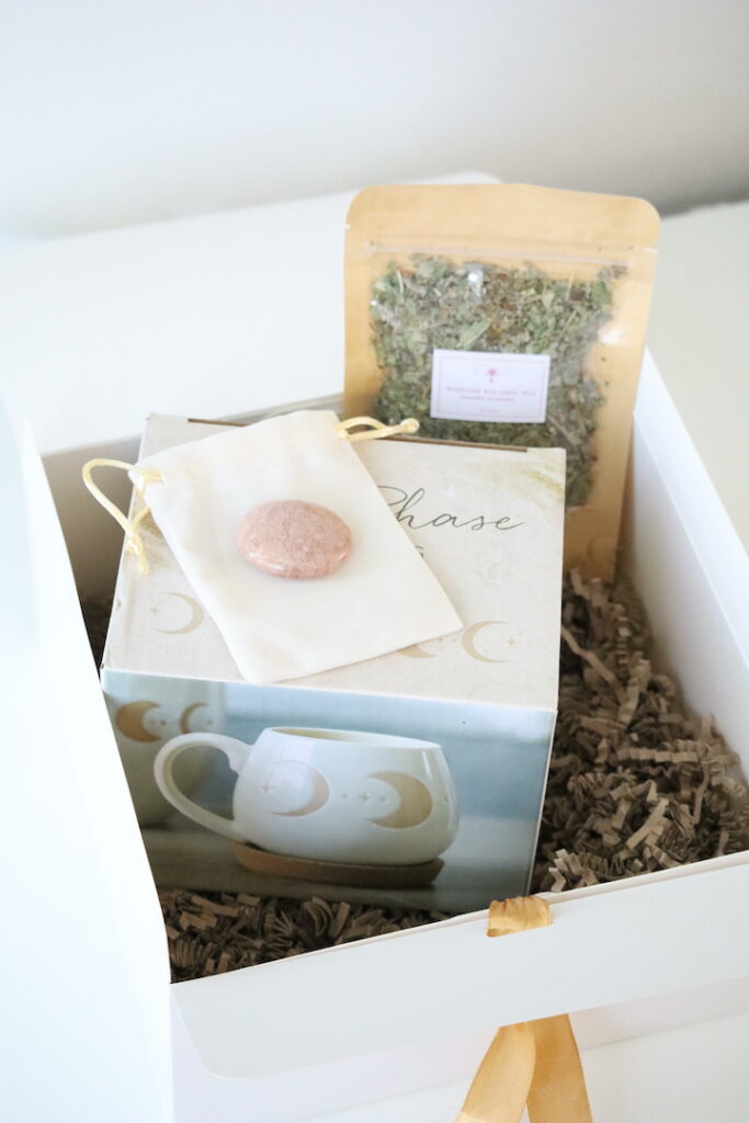 Luxe verpakte Geschenkset Maan Vrouw met maansteen en kruideninfusie.