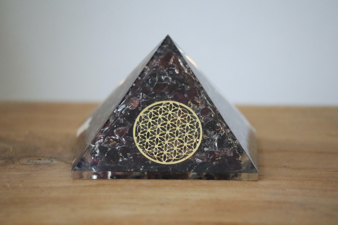 Granaat Orgoniet Piramide met Flower of Life van dichtbij.