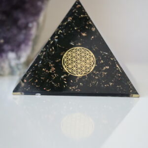 Close-up van een Shungiet Orgoniet Piramide met Flower of Life.