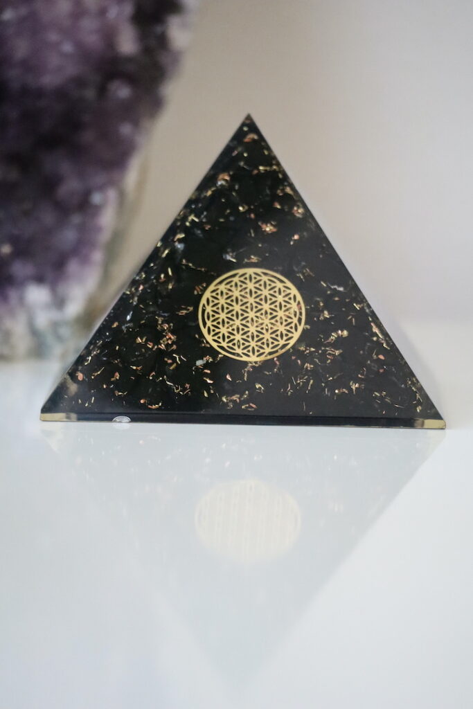 Close-up van een Shungiet Orgoniet Piramide met Flower of Life.