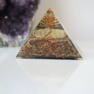 Tijgeroog Koper Orgoniet Piramide 80 mm met koperspiraal uit India.