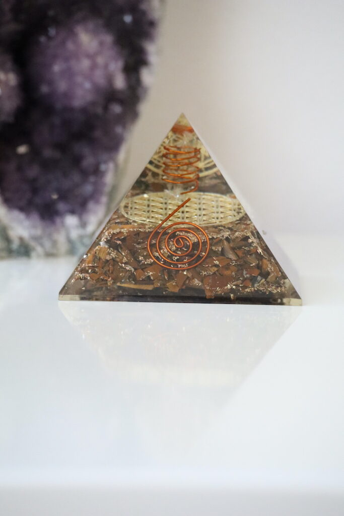 Tijgeroog Koper Orgoniet Piramide 80 mm met koperspiraal uit India.