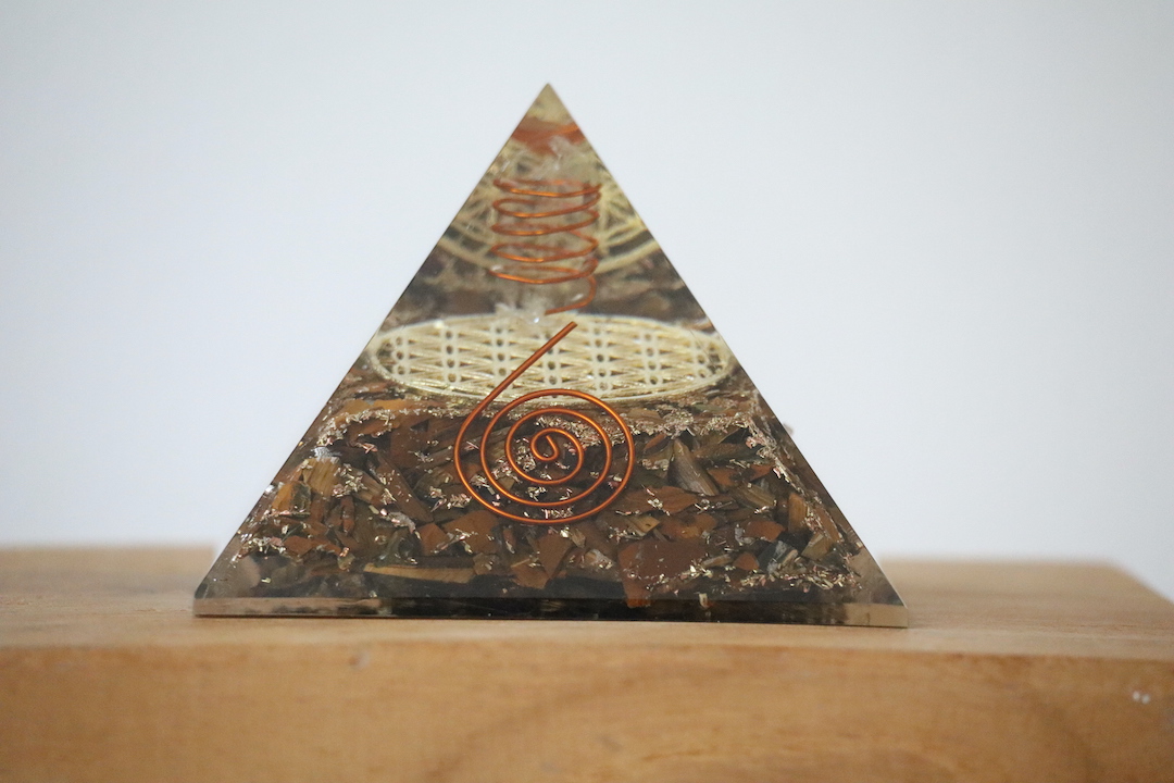 Tijgeroog Koper Orgoniet Piramide 80 mm met koperspiraal uit India.