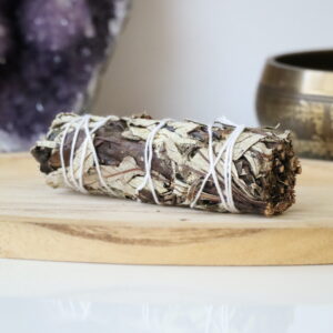 Organische Yerba Santa Smudge Stick van 10 cm op een houten schaal.