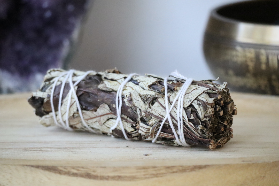 Yerba Santa Smudge Stick van dichtbij op een houten ondergrond.