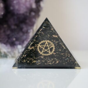 Zwarte Toermalijn Orgoniet Piramide van 75 mm met goudkleurig pentagram.