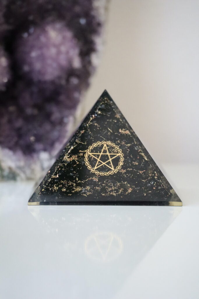 Zwarte Toermalijn Orgoniet Piramide van 75 mm met goudkleurig pentagram.