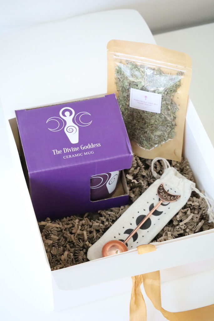 Bovenaanzicht van de Divine Goddess geschenkset in luxe geschenkdoos.