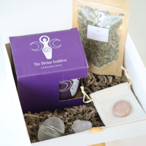Schuine productfoto van de Geschenkset Woman met Divine Goddess mok en natuurlijke kruideninfusie.