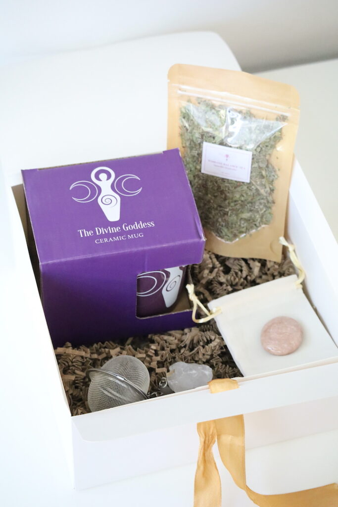 Schuine productfoto van de Geschenkset Woman met Divine Goddess mok en natuurlijke kruideninfusie.