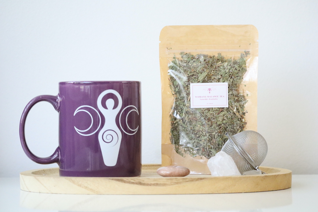 Geschenkset Woman met Divine Goddess mok, kruideninfusie, edelstenen thee-ei en Perzik Maansteen.